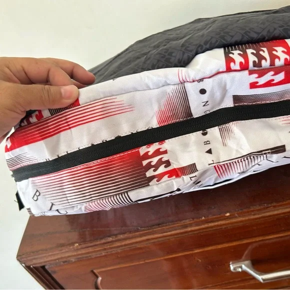 Billabong messenger bag. Size medium. Used mildly - Picture 4 of 9